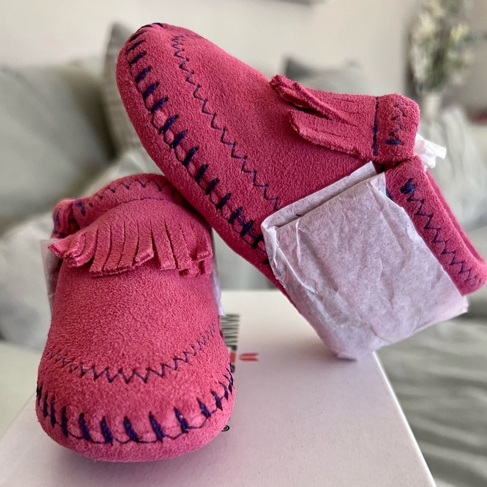 *NWT* Minnetonka Moccasins Hot Pink Infant Size 4!!